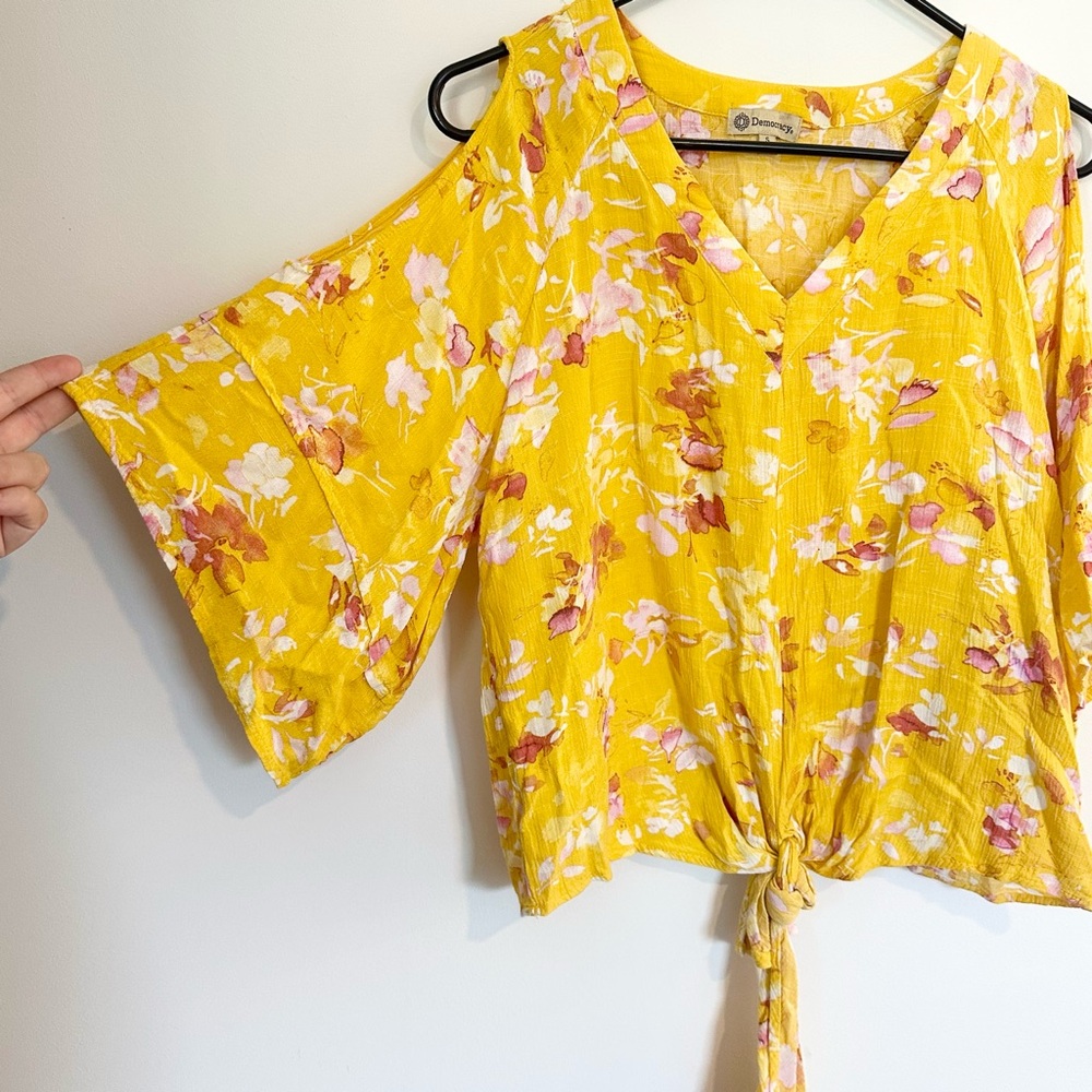 Democracy Yellow Floral Cold Shoulder Blouse - Size: Small - Picture 4 of 7